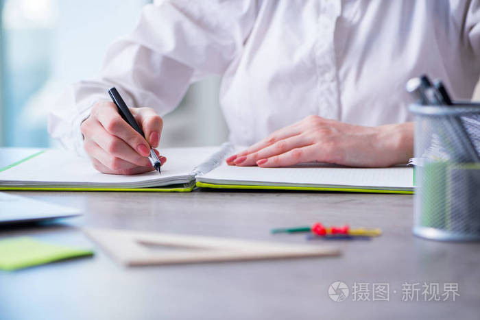 在办公桌上工作的妇女手