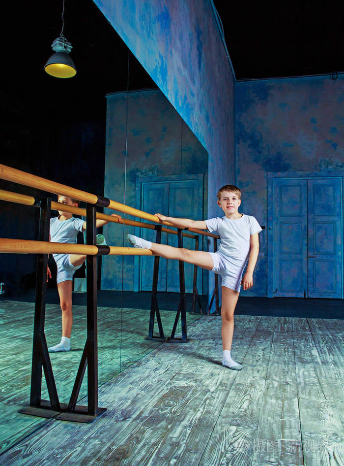 男孩芭蕾舞演员在舞蹈课上做运动