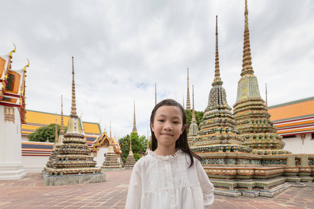 可爱快乐微笑的旅游女孩在笏 Chetuphon 或笏寺是一个佛教寺庙在曼谷, 泰国, 暑假, 旅游概念