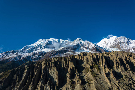 美丽的雪山山峰和云彩在喜马拉雅山, 尼泊尔