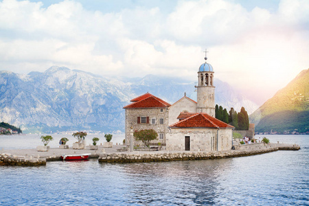 我们的岩石和圣乔治岛的夫人在 Perast 在博卡 Kotor 湾, 亚得里亚海, 黑山。风景如画的海山风光