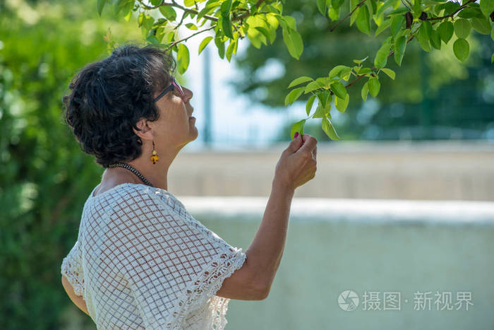 花园里一位美丽的高级女人的画像