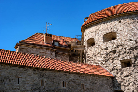 中世纪堡垒与塔在老镇。塔林, 爱沙尼亚。塔楼有一个红色的瓷砖屋顶