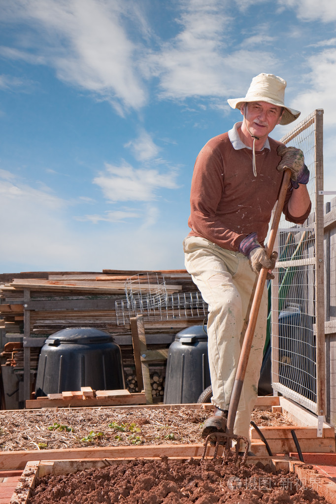 在菜园里挖土的人