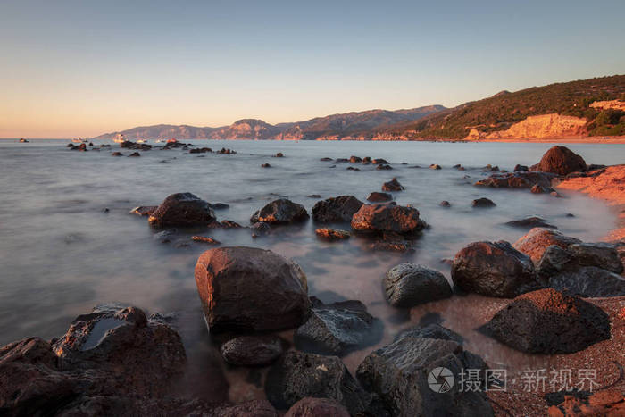 日出在 Palmasera 海滩在卡拉 Gonone 在意大利海岛撒丁岛