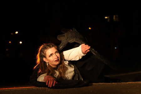 丑陋的女人, 黑色的翅膀.天使在夜城市照片