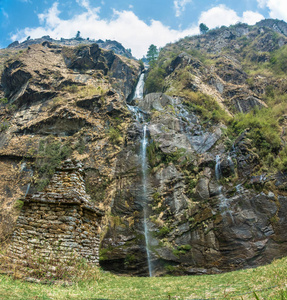 美丽的小瀑布附近的村庄, 在春季, 尼泊尔. 春天的村庄附近美丽的小瀑布, 尼泊尔