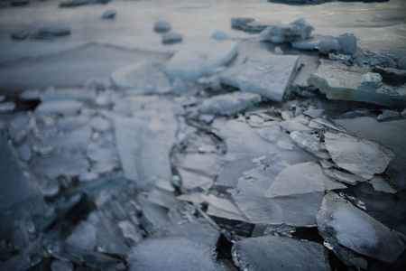 冰岛冰冻湖泊的结构与多块冰块