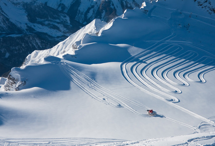 卡普伦，kitzsteinhorn 冰川的滑雪胜地。奥地利