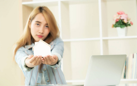 计划买房子的年轻妇女。房地产投资决策