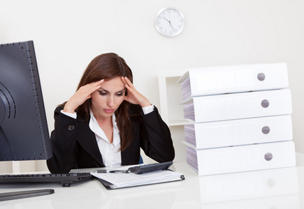 流感, 疾病, 办公室综合症,过度劳累劳累的女人在工作中睡觉她的