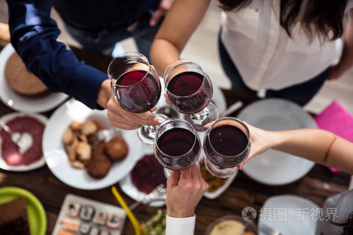 亲密的朋友在聚会上敬酒酒杯