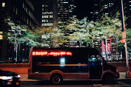 城市经商：晚间车辆运输服务为你打造高效供应链