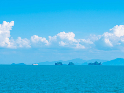 美丽的海和海洋在白色云彩和蓝天背景与拷贝空间为文本