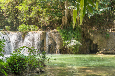 泰国萨拉布里府省国家公园的热带森林中的瀑布