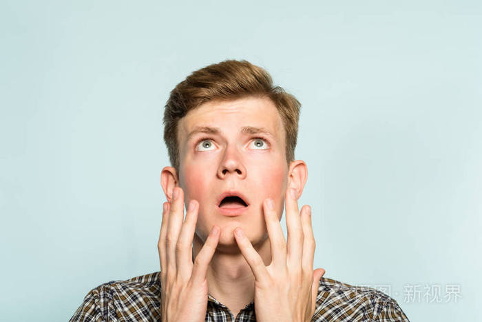 惊讶惊讶的茫然目瞪口呆的人看着
