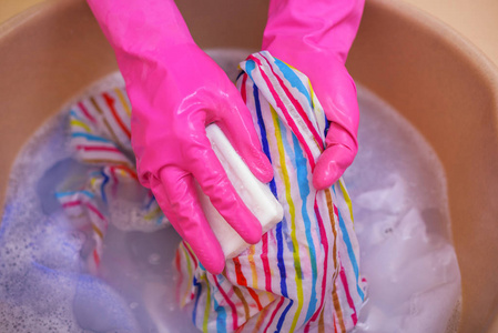 用肥皂洗衣服照片