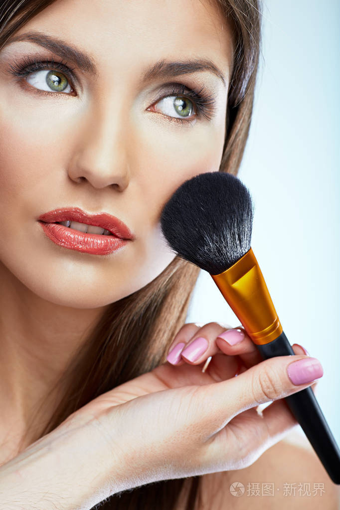 脸上的女人肖像化妆刷.分离的秀丽样式画像