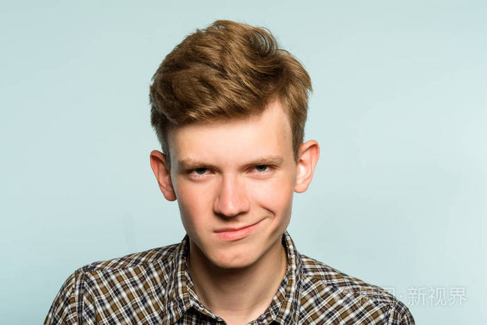 得意的微笑男人自我满足的傻笑表情