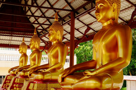 金色佛像缅甸艺术泰式混合泰国艺术。泰国的边境。金佛三宝塔, 基于缅甸战争的宗教符号
