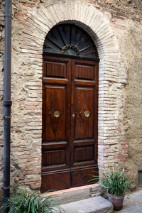 在托斯卡纳的木质门。意大利