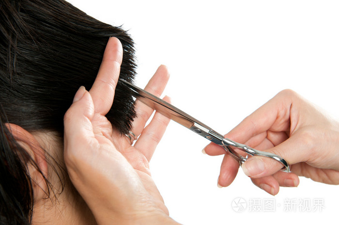 用剪刀剪头发
