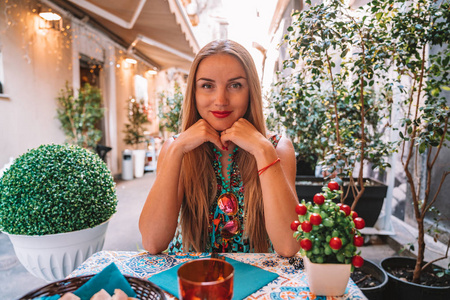 美丽的女孩在意大利的街头咖啡馆吃午饭