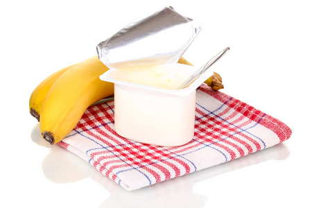 酸奶配上白色隔离的香蕉
