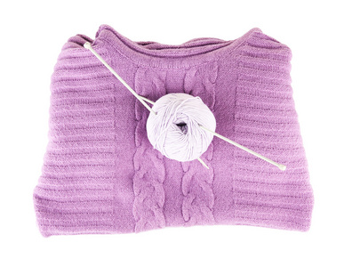 紫色的毛衣和羊毛被隔绝在白色的球