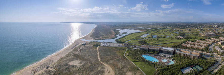葡萄牙阿尔加维旅游目的地地区 Salgados 海滩空中全景海景
