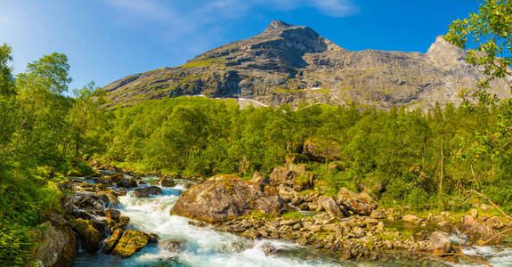 挪威风景与 Trollstigen 附近的山河