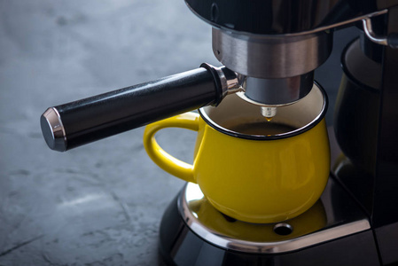 浓咖啡的准备。黑咖啡从机器里倒进杯子里。专业咖啡酿造在家