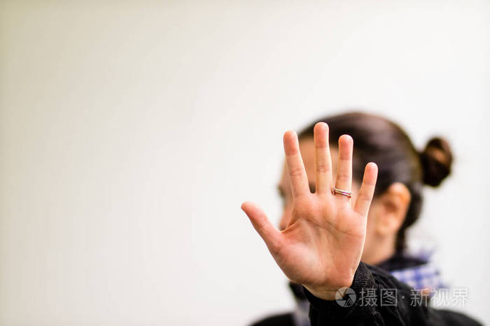 一个订婚的女士显示她的手掌, 相机, 一个明确的拒绝迹象