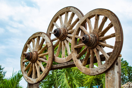 旧的木制马车车轮