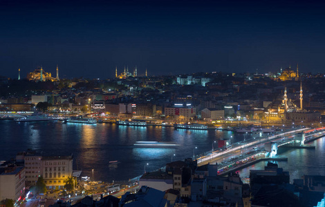 伊斯坦布尔的城市夜景。加拉塔桥上