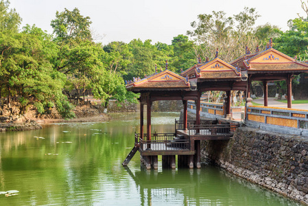 范家谦亭和琉范家谦湖的风景侧面景观, 位于越南顺化的杜德皇家陵墓。色调是亚洲最受欢迎的旅游胜地。