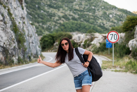 美女旅游照片路上图片