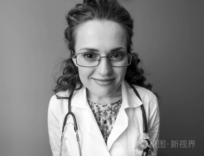 pediatrist医生的画像在白色医学长袍反对背景