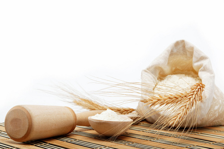 用木勺木桌上的面粉和小麦籽粒