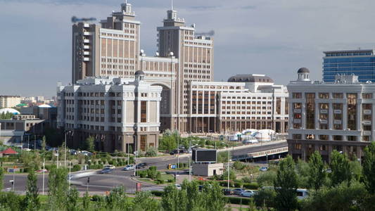 新商务区游戏中的时光倒流与交通路上从清真寺屋顶在首都阿斯塔纳哈萨克斯坦