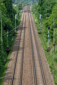 对两条铁路轨道线的看法图片