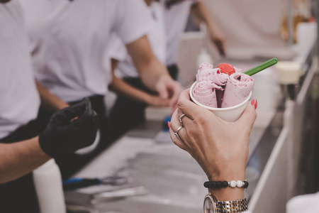美味的冰淇淋卷在街头食品市场, 准备吃