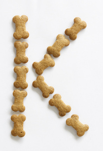 骨头形状的狗食物字母 k
