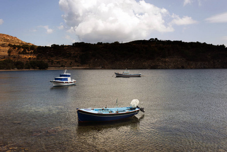 三小船在海在海岛帕特莫斯希腊在夏天时间