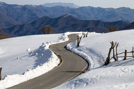 意大利大多自农村的冬季景观。孤独的道路在雪地里