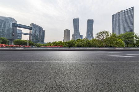 全景天际线和现代商务办公楼用空的路, 空的混凝土方形的地板