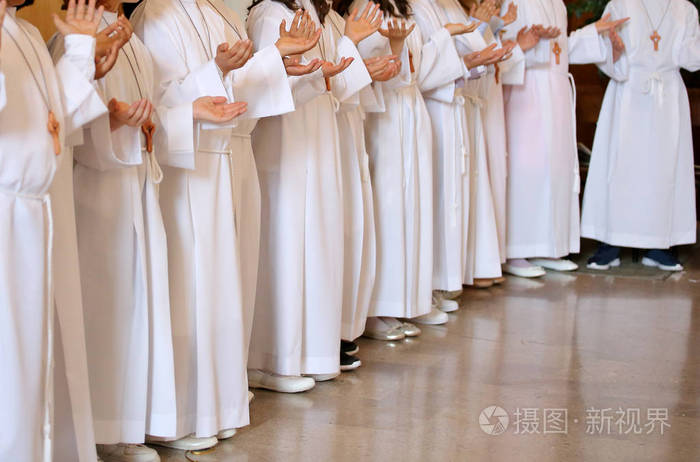 在圣洁弥撒期间孩子们在第一次圣餐时聚会白色的衣服