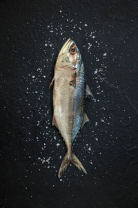 鲜, 生鲭鱼与海盐和胡椒黑色背景