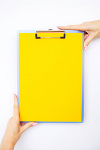 带黄色纸张的空白文件夹。在白色背景上保存文件夹和手柄的手。Copyspace。文本位置
