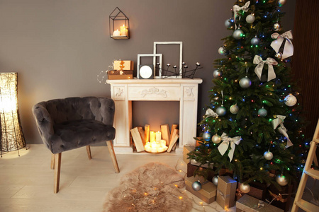 时尚房内配圣诞树和装饰壁炉